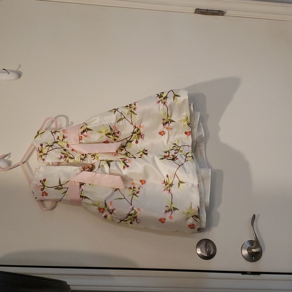 Girls white with flowers dress - Picture 2 of 3